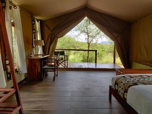 Postel nebo postele na pokoji v ubytování Oldonyo Orok Lodge