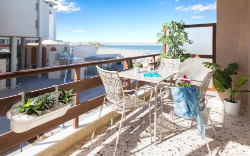 Effie's Cozy Beach Front Apartment