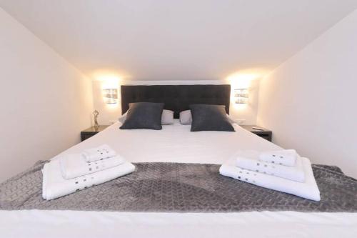 Un pat sau paturi într-o cameră la Apartman Chiara