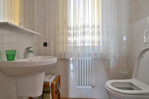 Kupatilo u objektu Orange Apartment In Marciaga di Costermano