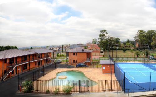 uma imagem de uma piscina com um campo de ténis em Hunts Hotel Liverpool em Liverpool