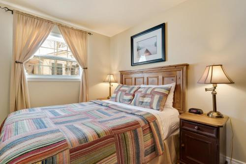 Een bed of bedden in een kamer bij Blue Water Acres