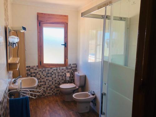 La salle de bains est pourvue de toilettes et d'un lavabo. dans l'établissement Chalet Embalse Bermejales, à Arenas del Rey