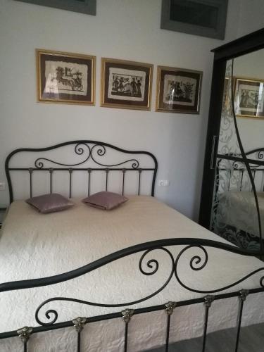 een slaapkamer met een zwart-wit bed bij Golden Amber Apartment in Liepāja