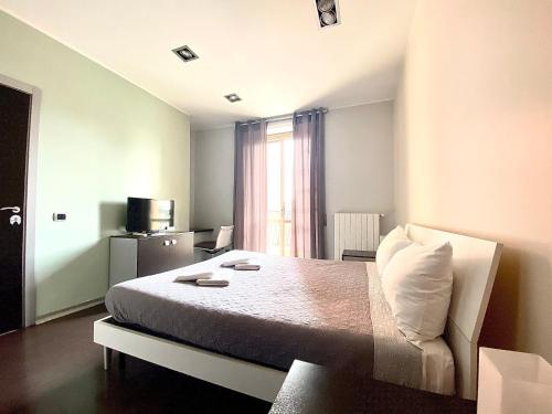 um quarto com uma cama com uma cadeira e uma janela em Gemini Guest House em Roma