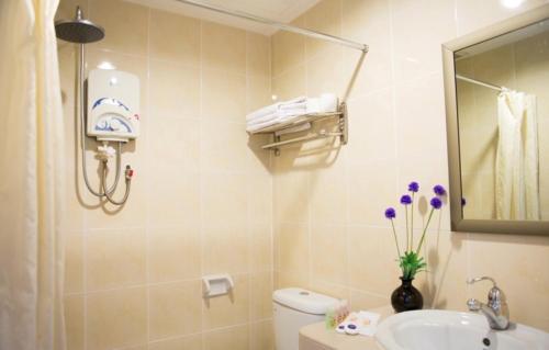 Hotel Vistaria في جوهور باهرو: حمام مع حوض ومرحاض ومرآة