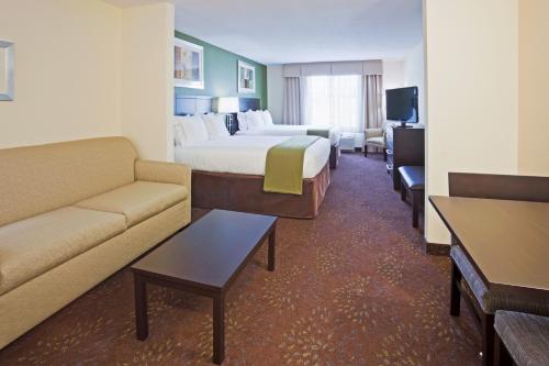 Ein Sitzbereich in der Unterkunft Holiday Inn Express and Suites Rochester West-Medical Center, an IHG Hotel