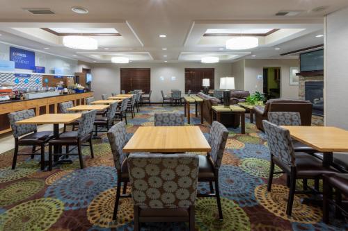 Ein Restaurant oder anderes Speiselokal in der Unterkunft Holiday Inn Express and Suites Rochester West-Medical Center, an IHG Hotel 
