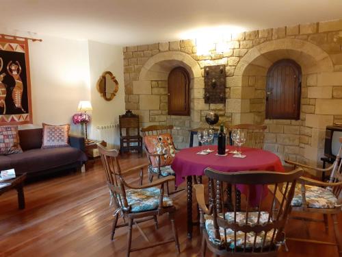 een woonkamer met een tafel en stoelen bij Casa Rural Erletxe in Laguardia