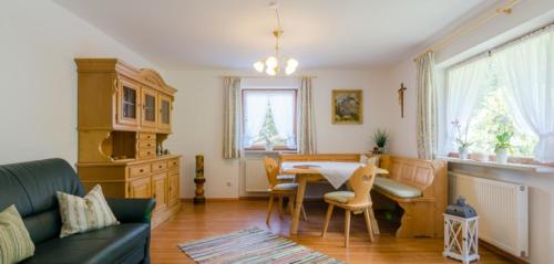 een woonkamer met een tafel en een eetkamer bij Ferienwohnung Alpinenhof in Schönau am Königssee