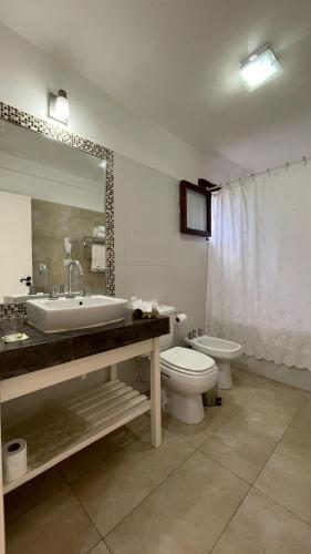 a bathroom with a tub and a toilet and a sink at Posada de los Poetas Hotel Boutique in San Lorenzo