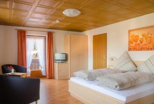 een slaapkamer met een groot wit bed in een kamer bij Ferienwohnung Alpinenhof in Schönau am Königssee