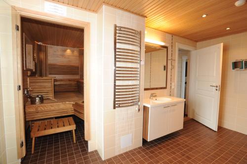 een badkamer met een bad, een wastafel en een toilet bij Tahko Hills in Tahkovuori