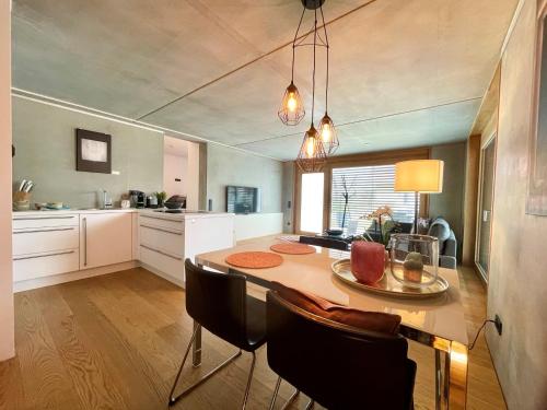 eine Küche mit einem Tisch und Stühlen sowie ein Esszimmer in der Unterkunft Tolle Ferienwohnung Le Gira mit eigenem Garten in Konstanz