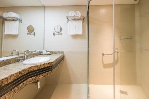 a bathroom with a sink and a shower at Hotel Golden Park Internacional Foz & Convenções By Nacional Inn in Foz do Iguaçu