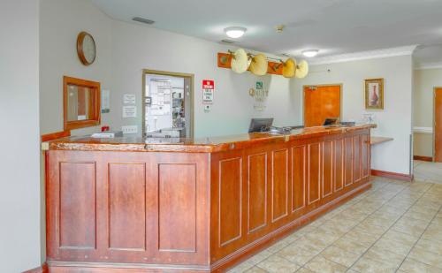un hall avec un bar en bois dans une pièce dans l'établissement Quality Inn Gulf Shores Airport, à Gulf Shores