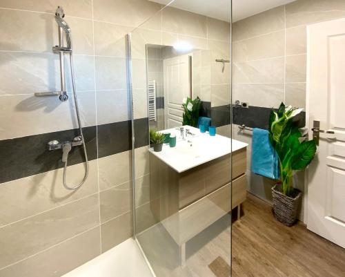 La salle de bains est pourvue d'un lavabo et d'une douche avec une porte en verre. dans l'établissement Bastidon de l'Olivaie, à Bandol