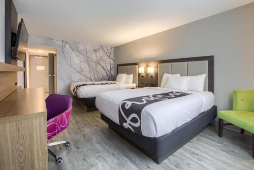 La Quinta by Wyndham Mobile tesisinde bir odada yatak veya yataklar