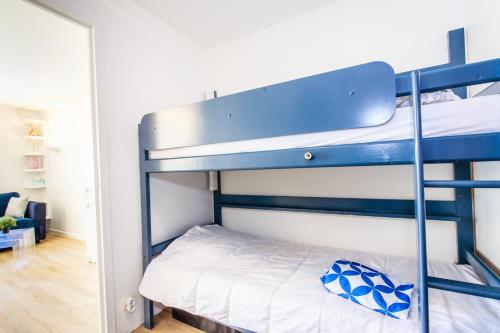 a bedroom with two bunk beds in a room at Appartement plage Benoit, 80m de la mer, jardinet in La Baule