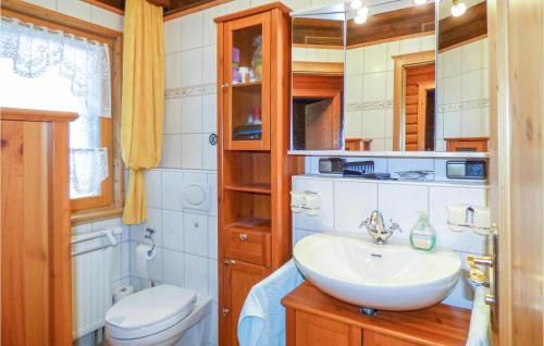 uma casa de banho com um lavatório e um WC em Amazing Apartment In Arrach With House A Mountain View em Arrach