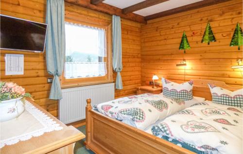 um quarto com uma cama num chalé de madeira em Amazing Apartment In Arrach With House A Mountain View em Arrach