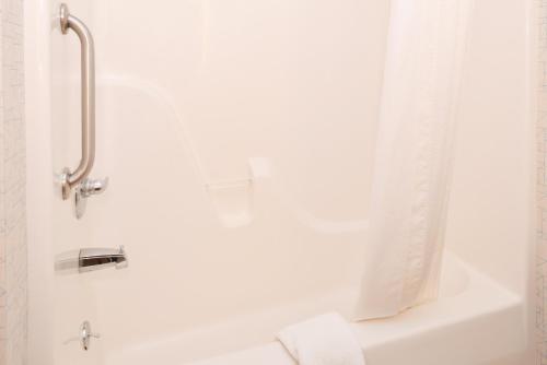 Bagno di Holiday Inn Express Hotel & Suites Urbana-Champaign-U of I Area by IHG