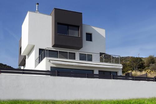 a white house with a black box on top of it at Villa NK in Paleo Tsifliki