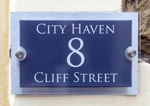 un cartel que lee Cityhaven cortado en la calle en City Haven Preston Apartments en Preston