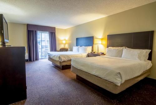 Llit o llits en una habitació de Holiday Inn Express Hotel & Suites Pittsburgh Airport, an IHG Hotel