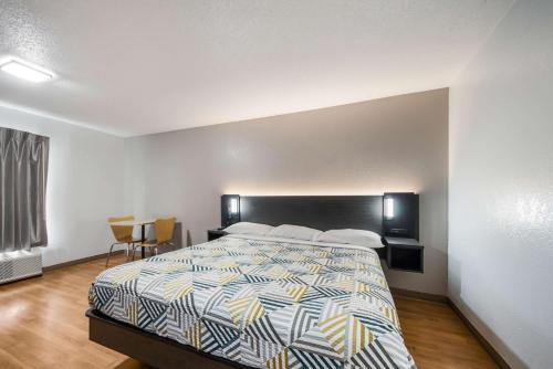 Säng eller sängar i ett rum på Motel 6-Laredo, TX - North I-35