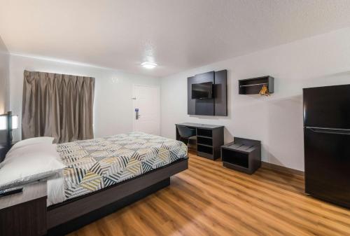 sypialnia z łóżkiem i telewizorem w obiekcie Studio 6 Laredo, Tx - North I-35 w mieście Laredo