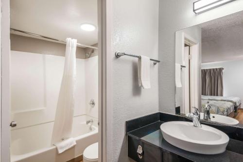 La salle de bains est pourvue d'un lavabo, de toilettes et d'une baignoire. dans l'établissement Studio 6 Laredo, Tx - North I-35, à Laredo