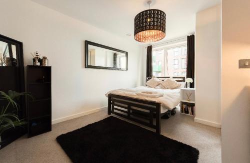 A bed or beds in a room at Luxury new apartment, 15mins from Bond St.