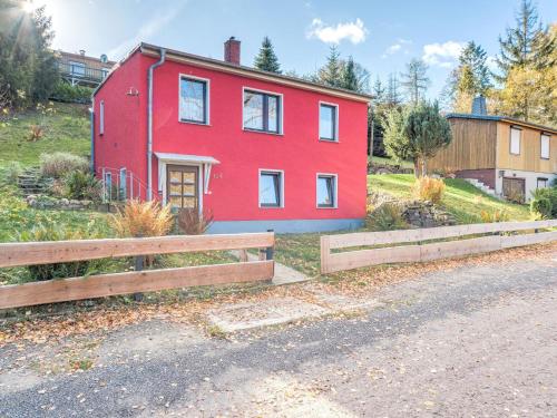 GüntersbergeにあるSpacious Apartment near Lake in Guntersbergeの道路脇に腰掛けた赤い家