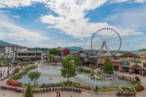 an amusement park with a ferris wheel at Holiday Inn & Suites Pigeon Forge Convention Center by IHG in Pigeon Forge