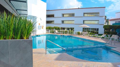 une piscine en face d'un bâtiment dans l'établissement Holiday Inn Morelia, an IHG Hotel, à Morelia