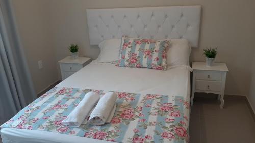 1 dormitorio con 1 cama con toallas en Mix aparts -Apartamento perfeito em Tijucas -SC en Tijucas