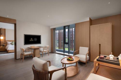Grand WUJI Hotel, in The Unbound Collection by Hyattにあるテレビまたはエンターテインメントセンター