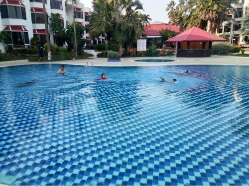 Bazén v ubytování Palmeraiebeach Resort Rayong ปาล์มมาลี บีช รีสอร์ท ระยอง 罗勇棕榈树海滩酒店 nebo v jeho okolí