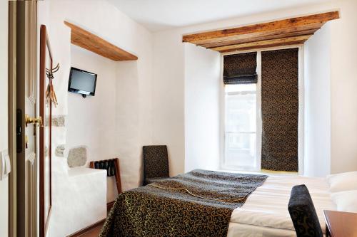 a bedroom with a bed and a window at Gotthard Residents in Tallinn