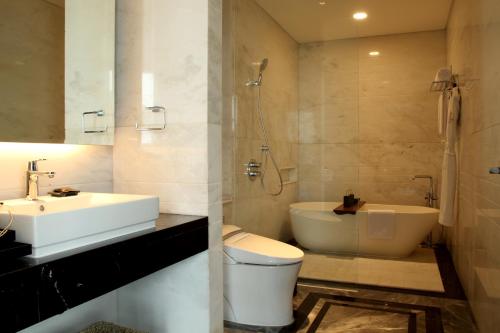Ένα μπάνιο στο JHL Solitaire Gading Serpong