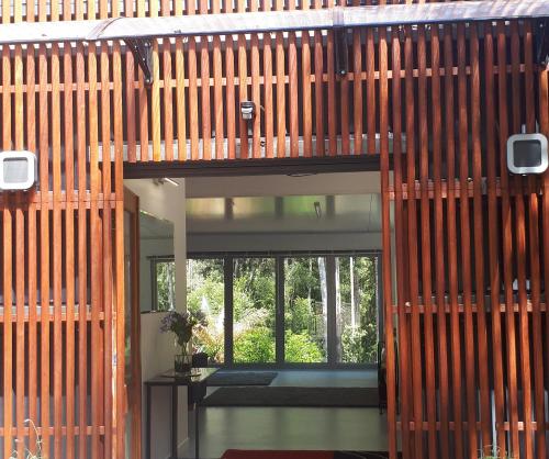 Cette chambre offre une vue sur un mur en bois. dans l'établissement Stay @ The Cube, à Montville