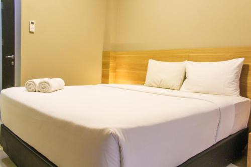 Postel nebo postele na pokoji v ubytování Cozy and Comfortable Studio (No Kitchen) Apartment at Mustika Golf Residence By Travelio