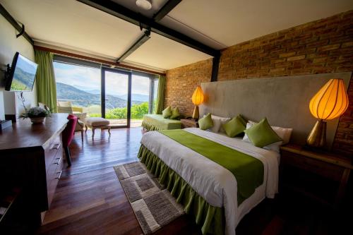 - une chambre avec un grand lit et une grande fenêtre dans l'établissement The Plains Green, à Ambawela