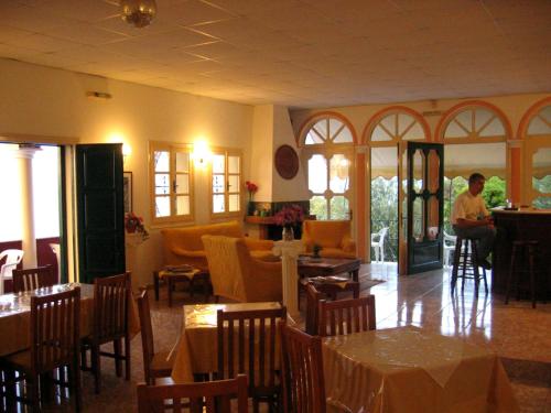 ห้องอาหารหรือที่รับประทานอาหารของ Room in BB - Apraos Bay Hotel In Kalamaki Beach