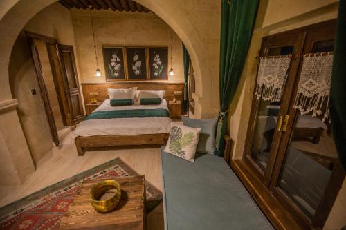a small room with a bed and a table at Mak's Cave House in Uchisar