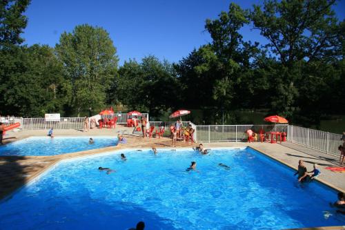 een groep mensen in een zwembad bij Lac De Cancon in Cancon