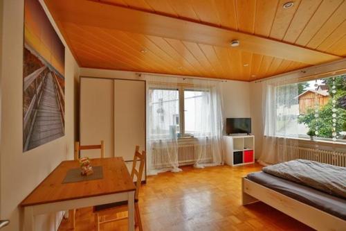 OberessendorfにあるZimmervermietung Familie Kolbの部屋にベッドとテーブルがある寝室