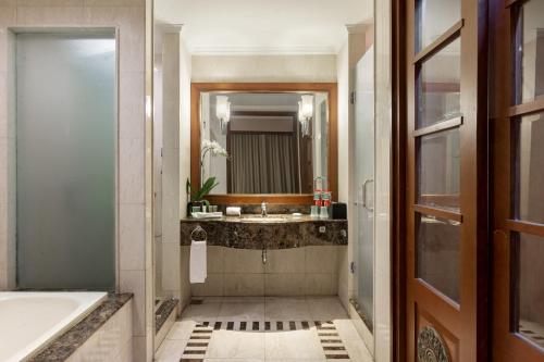 Bathroom sa Hotel Santika Bandung