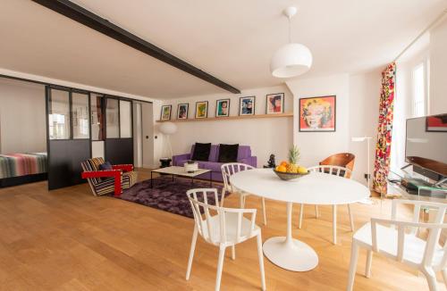 un salon avec une table et des chaises dans l'établissement Andy, à Paris